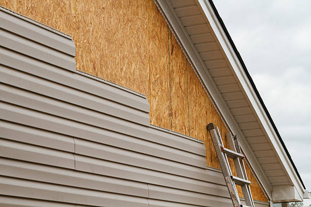 Professional Vinyl Siding technician working in Shawnee, OH